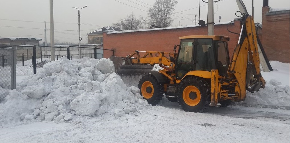 Экскаватор погрузчик для уборки снега и погрузки в самосвалы для вывоза в Мариинске