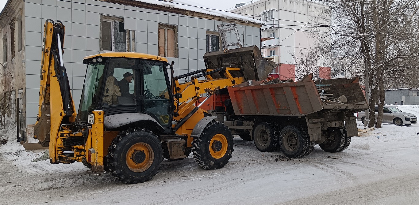 Уборка и вывоз строительного мусора, ТБО с помощью экскаватора и самосвала в Ленинске-Кузнецком