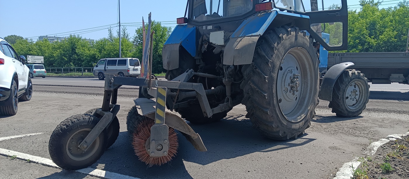 Услуги трактора с щеткой МТЗ в Кемеровской области