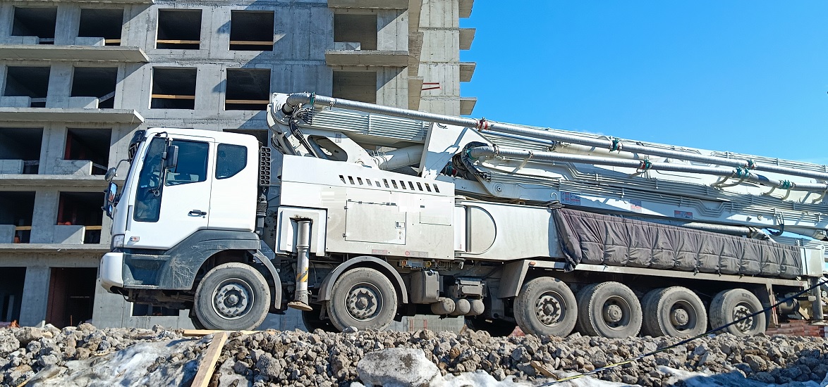 Услуги и заказ бетононасосов для заливки бетона в Мысках